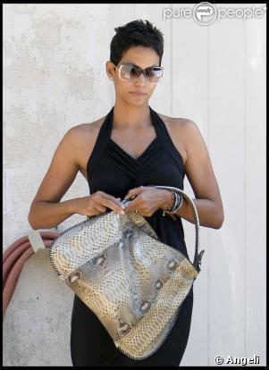 Halle Berry dissimule encore son joli corps ! Le 16/09/09 lors d'une balade à Los Angeles