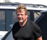 Ryan O'Neal sort du supermarché seul à Los Angeles le 15 septembre 2009