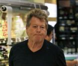 Ryan O'Neal sort du supermarché seul à Los Angeles le 15 septembre 2009