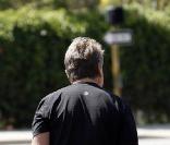 Ryan O'Neal sort du supermarché seul à Los Angeles le 15 septembre 2009