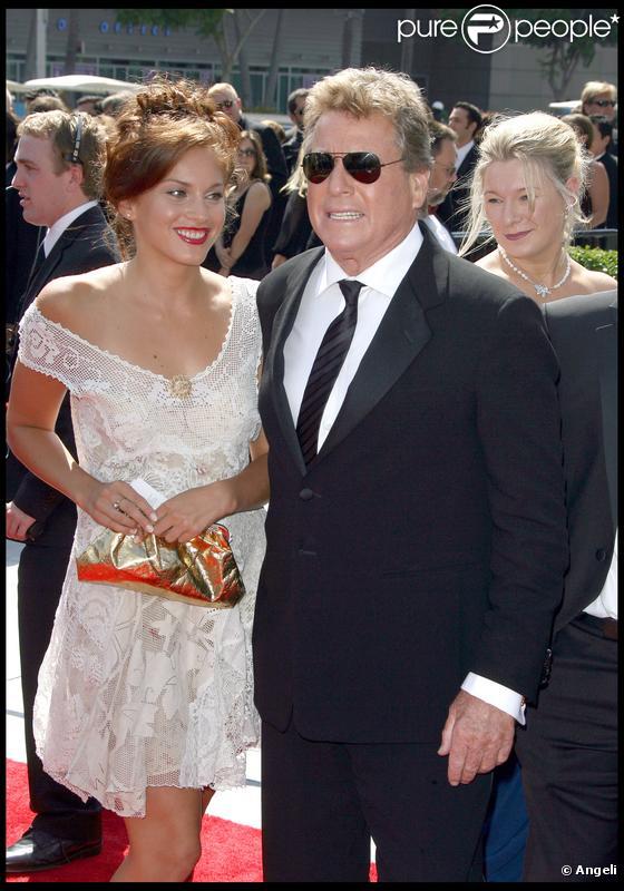 Ryan O'Neal et une belle inconnue lors des pré-Emmy Awards le 14 septembre