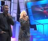 Richard Berry et Marie-Anne Chazel tentent de reprendre en karaoké  Paroles Paroles Paroles  de Dalida et Alain Delon.