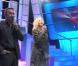 Richard Berry et Marie-Anne Chazel tentent de reprendre en karaoké Paroles Paroles Paroles de Dalida et Alain Delon.