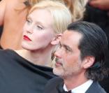 Anna Sherbinina en robe Dior et Christophe Barratier à Cannes 