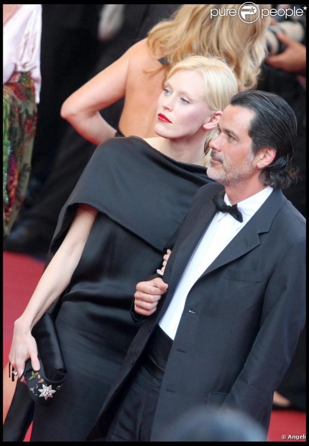 Anna Sherbinina en robe Dior et Christophe Barratier à Cannes 