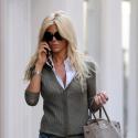Victoria Silvstedt : pour les balades, la bombe de TF1 opte pour un look urbain et chic... très réussi ! Bon anniversaire Vic !
