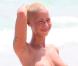 Quand Amber Rose, la girlfriend de Kanye West, est à la plage... Elle arbore fièrement sa poitrine nue et le reste ! Caliente !