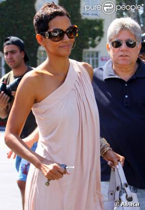 Halle Berry rejoint des amis pour le déjeuner. 19/09/09