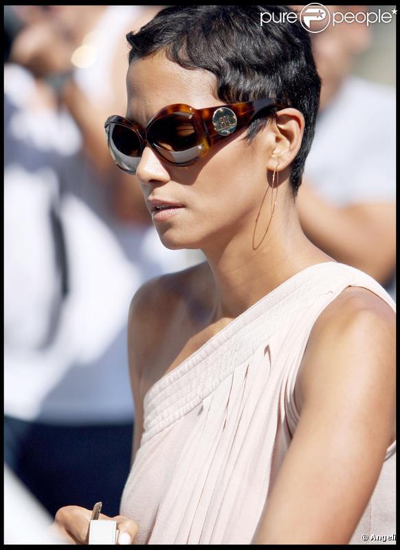 Halle Berry et sa jolie silhouette se baladent à Los Angeles. 19/09/09