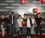 Maxime Godart entouré d'adorables camarades lors de la première du Petit Nicolas le 20 septembre 2009 à Paris