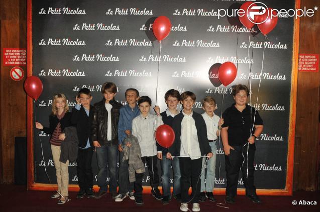 Maxime Godart entouré d'adorables camarades lors de la première du Petit Nicolas le 20 septembre 2009 à Paris