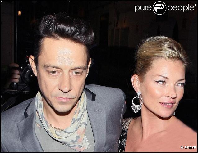 Kate Moss et Jamie Hince quittent le Club Ivy après s'être bien amusés à la fête Top Shop. 20/09/09