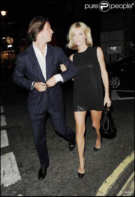 Eva Herzigova et son compagnon Gregorio Marsiaj quittent le Club Ivy après la fête Top Shop. 20/09/09