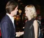 Eva Herzigova et son compagnon Gregorio Marsiaj quittent le Club Ivy après la fête Top Shop. 20/09/09