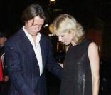 Eva Herzigova et son compagnon Gregorio Marsiaj quittent le Club Ivy après la fête Top Shop. 20/09/09