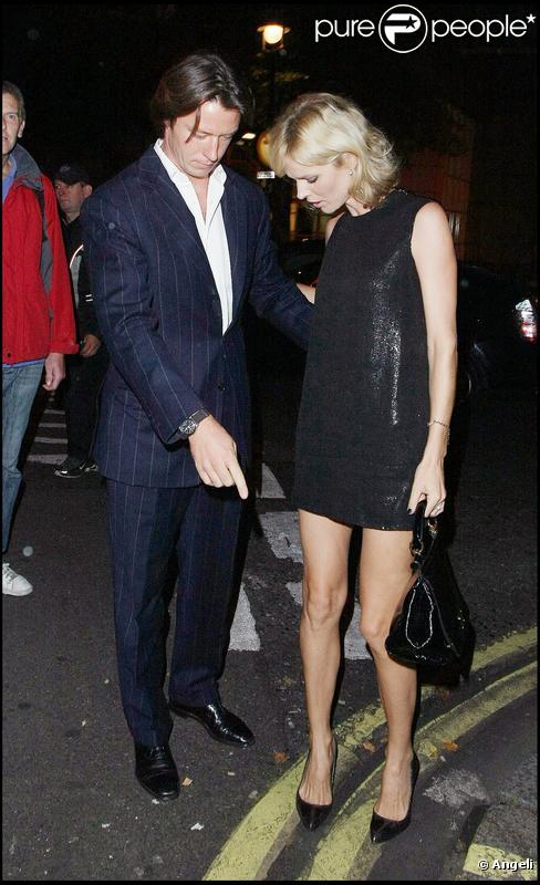 Eva Herzigova et son compagnon Gregorio Marsiaj quittent le Club Ivy après la fête Top Shop. 20/09/09
