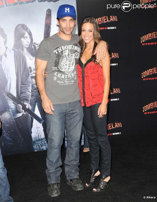 Jonathan Schaech et une amie à la première de Zombieland au Grauman's Chinese Theatre à Hollywood le 23 septembre 2009