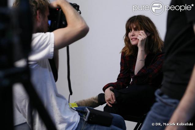 Dans les coulisses de la campagne Uniqlo avec Emmanuelle Seigner