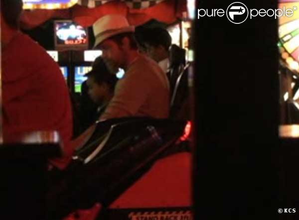 Brad Pitt et Maddox jouent aux jeux vidéos à New York
