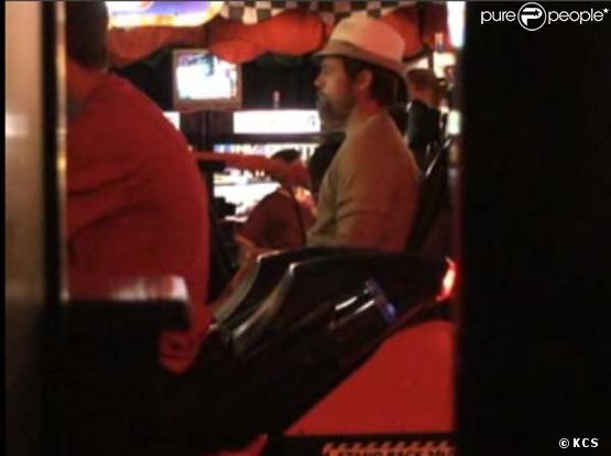 Brad Pitt et Maddox jouent aux jeux vidéos le 25 septembre à New York