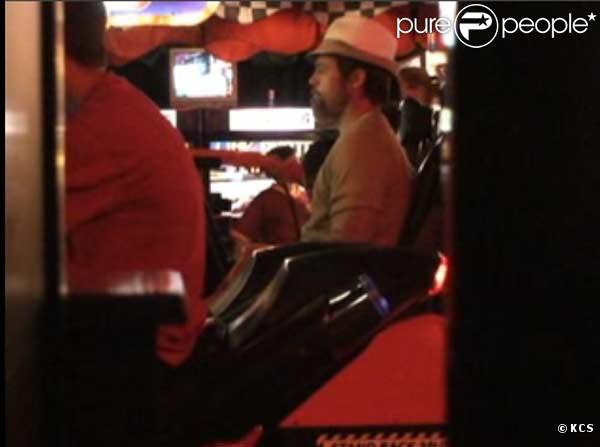 Brad Pitt et Maddox jouent aux jeux vidéos le 25 septembre à New York