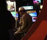 Brad Pitt et Maddox jouent aux jeux vidéos le 25 septembre à New York