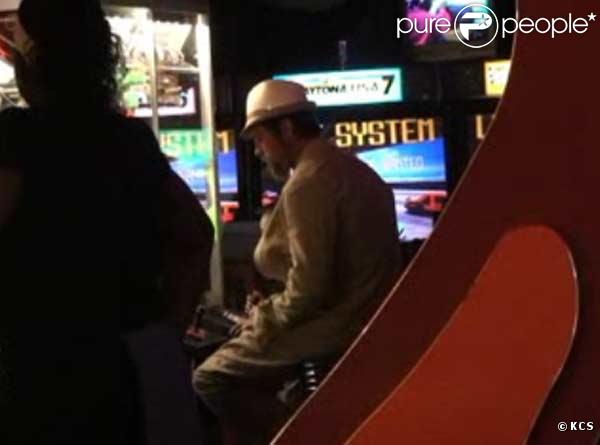 Brad Pitt et Maddox jouent aux jeux vidéos le 25 septembre à New York