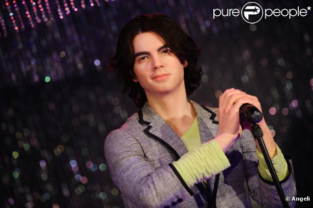 Nick, Joe et Jonas ont chacun offert des vêtements de leur propre garde-robe pour habiller les statues.