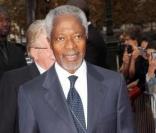 Kofi Annan arrive à l'Université Descartes, à Paris, pour la présentation du clip  Beds are burning . 1/10/09