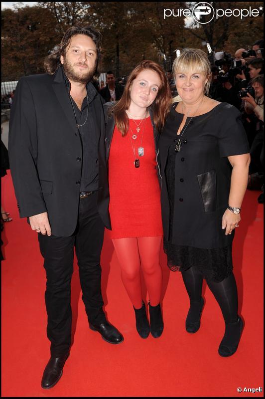 Régis, Roxanne et Valérie Damidot arrivent à l'Université Descartes, à Paris, pour la présentation du clip  Beds are burning . 1/10/09