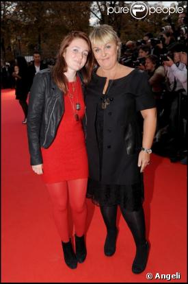 Valérie Damidot et sa fille Roxanne arrivent à l'Université Descartes, à Paris, pour la présentation du clip  Beds are burning . 1/10/09