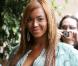 Beyoncé rattrape son dernier fashion faux pas en ne cachant pas du tout... sa très jolie poitrine !