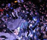Quand Rihanna arrive au défilé Jean-Paul Gaultier lors de la Fashion Week parisienne le 3 octobre 2009, elle créé une véritable émeute ! 