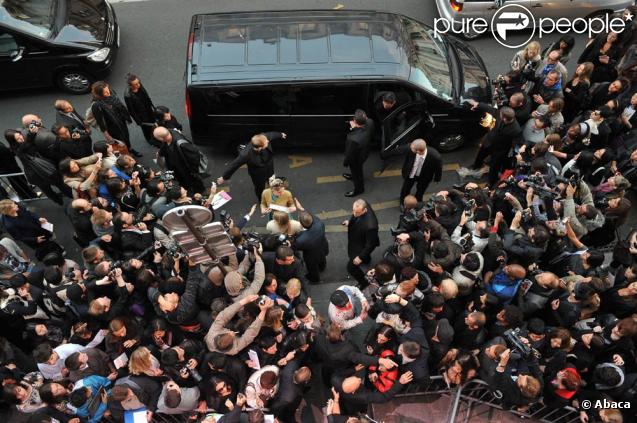 Quand Rihanna arrive au défilé Jean-Paul Gaultier lors de la Fashion Week parisienne le 3 octobre 2009, elle créé une véritable émeute ! 