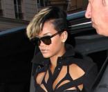 Quand Rihanna arrive au défilé Jean-Paul Gaultier lors de la Fashion Week parisienne le 3 octobre 2009, elle créé une véritable émeute ! 