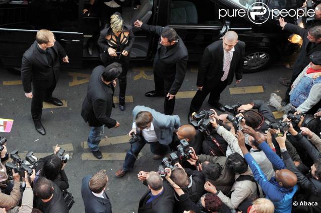 Quand Rihanna arrive au défilé Jean-Paul Gaultier lors de la Fashion Week parisienne le 3 octobre 2009, elle créé une véritable émeute ! 