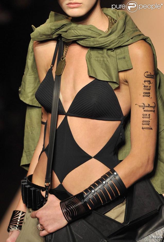 Jean-Paul Gaultier présente ses créations lors de la Fashion Week parisienne le 3 octobre 2009