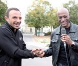 Nikos et Harry Roselmack lors de la course Odyssea au profit de la lutte contre le cancer du sein sur l'esplanade du château de Vincennes le 4 octobre 2009
