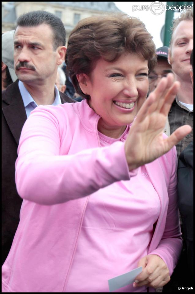 Roselyne Bachelot lors de la course Odyssea au profit de la lutte contre le cancer du sein sur l'esplanade du château de Vincennes le 4 octobre 2009