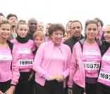 Marie-Sophie L., Harry Roselmack, Salomé Stévenin, Nikos, Roselyne Bachelot, Jovanka Sopalovic et Frédérique Bel lors de la course Odyssea au profit de la lutte contre le cancer du sein sur l'esplanade du château de Vincennes le 4 octobre 2009