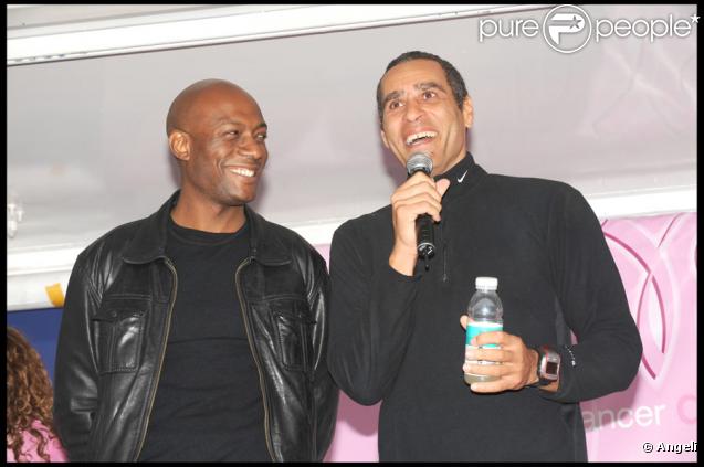 Harry Roselmack et Richard Dacoury lors de la course Odyssea au profit de la lutte contre le cancer du sein sur l'esplanade du château de Vincennes le 4 octobre 2009