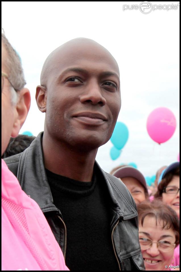 Harry Roselmack lors de la course Odyssea au profit de la lutte contre le cancer du sein sur l'esplanade du château de Vincennes le 4 octobre 2009