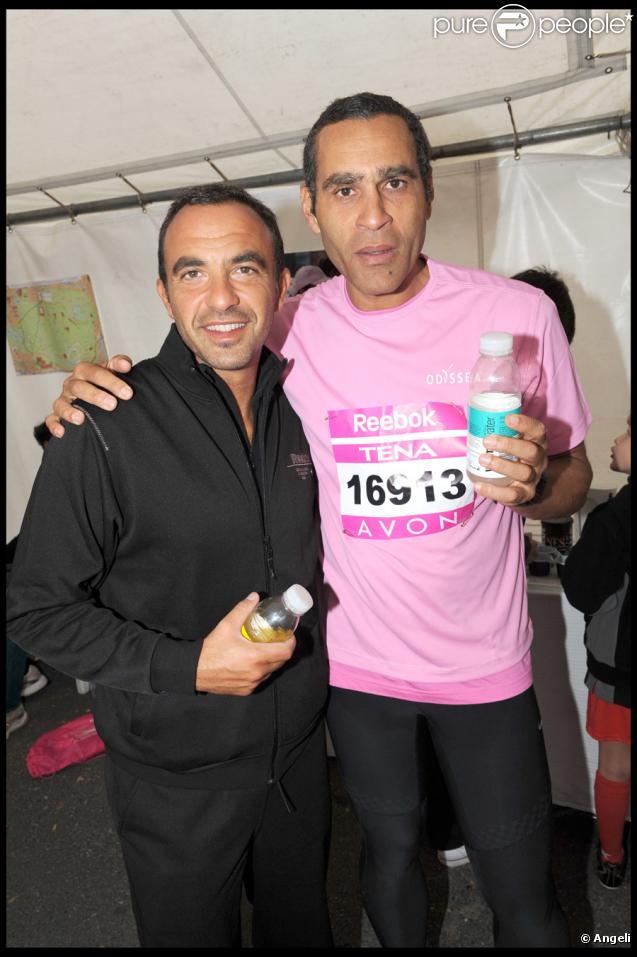 Nikos et Richard Dacoury lors de la course Odyssea au profit de la lutte contre le cancer du sein sur l'esplanade du château de Vincennes le 4 octobre 2009