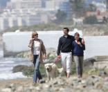 Antonio Banderas avec Melanie Griffith et leur fille Stella se promènent sur la plage de Marbella en avril 2009 