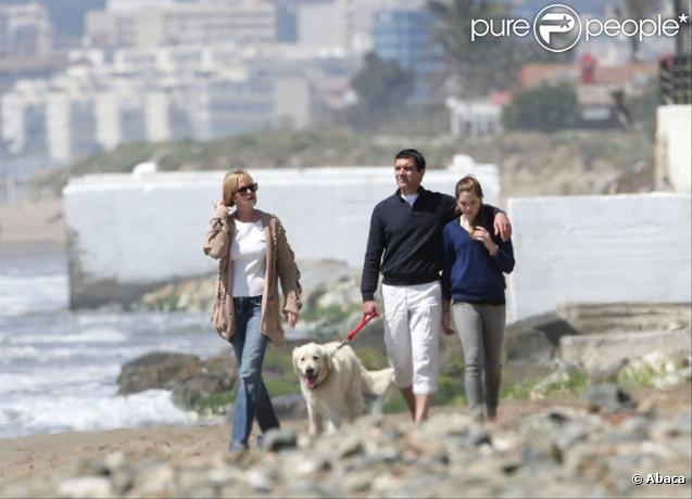 Antonio Banderas avec Melanie Griffith et leur fille Stella se promènent sur la plage de Marbella en avril 2009 