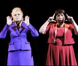 Muriel Robin et Annie Grégorio lors du spectacle le 2 octobre 2009 des Diablogues mis en scène par Jean-Michel Ribes au théâtre Marigny