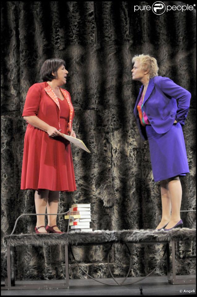 Muriel Robin et Annie Grégorio lors du spectacle le 2 octobre 2009 des Diablogues mis en scène par Jean-Michel Ribes au théâtre Marigny
