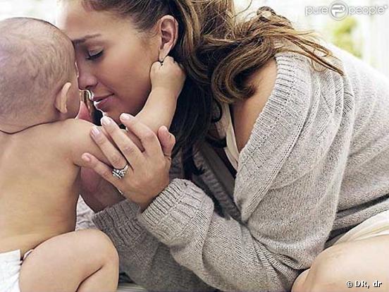 Jennifer Lopez dans sa campagne de pub pour le parfum  My Glow 