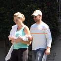 Jason Priestley, sa femme Naomi, leur craquante Ava et leur bébé... Découvrez une nouvelle famille du bonheur !