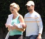 Jason Priestley, son épouse Naomi et leurs enfants Ava et Dashiell se baladent à Los Angeles. Octobre 2009